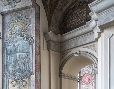Barok dekorasyonlu ve içeride bitiren Roma Katolik kilisesi.