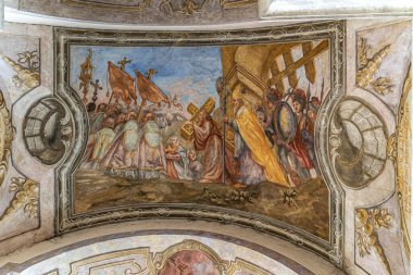 Barok dekorasyonlu ve içeride bitiren Roma Katolik kilisesi.