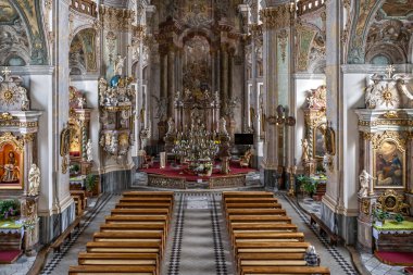 Barok süslemeleri ile Roma Katolik Kilisesi