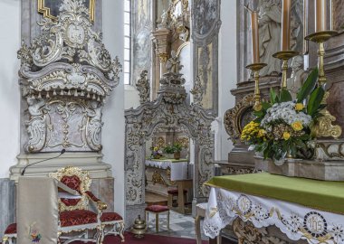 Barok süslemeleri ile Roma Katolik Kilisesi