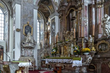 Barok süslemeleri ile Roma Katolik Kilisesi