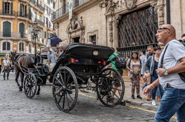 Palma, Mayorka 'nın başkenti, dünyanın dört bir yanından birçok turist tarafından ziyaret edildi.