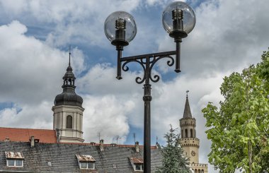 Uzaktan Opole 'daki belediye binasının kulesini görebilirsin.