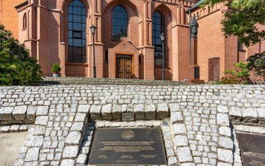 Büyüleyici Poczyn Zdrj kasabasında yürüyüş.