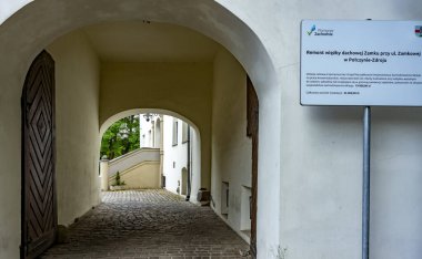 Büyüleyici Poczyn Zdrj kasabasında yürüyüş.