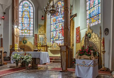 Kutsal Bakire Meryem 'in günahsız konsepti, Poczyn' in şehir merkezindeki binalar arasında göze çarpıyor..