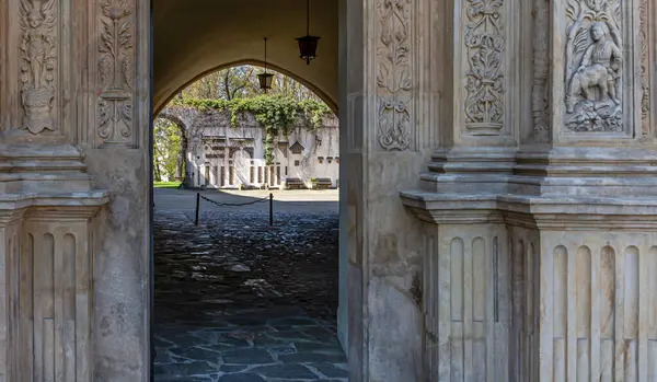 Sicilya Piast Hanedanlığı 'nın bir kalesi. Ortalamanın üstünde tarihi, mimari ve sanatsal değeri var.