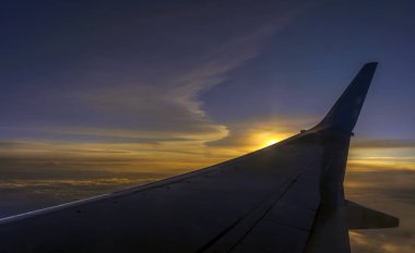 Uçan bir uçağın penceresinden manzara nefes kesicidir.