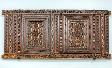 Dünyanın dört bir yanındaki İslam ülkelerinden etkileyici bir sanat koleksiyonuna sahip olan lalla Hadria Müzesi. Buradaki sergiler, maghreb 'den mashrek' e kadar tüm Arap-Müslüman dünyasını temsil ediyor.