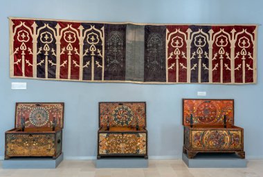 Dünyanın dört bir yanındaki İslam ülkelerinden etkileyici bir sanat koleksiyonuna sahip olan lalla Hadria Müzesi. Buradaki sergiler, maghreb 'den mashrek' e kadar tüm Arap-Müslüman dünyasını temsil ediyor.