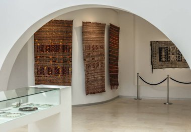 Dünyanın dört bir yanındaki İslam ülkelerinden etkileyici bir sanat koleksiyonuna sahip olan lalla Hadria Müzesi. Buradaki sergiler, maghreb 'den mashrek' e kadar tüm Arap-Müslüman dünyasını temsil ediyor.