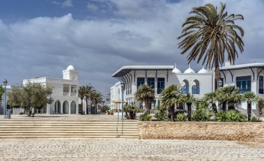 Lalla Hadria müzesini ziyaret edin ve Arap-Müslüman sanatının geniş koleksiyonuna hayran olun.