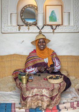 Geleneksel dokuma, çömlekçilik ve zeytinyağı atölyelerinin yanı sıra çalışmalarını sunan gerçek zanaatkarlardan oluşan djerbian miras konservatuarı.