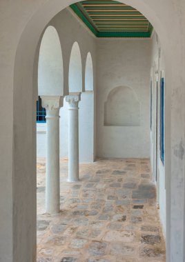 Arap dünyasından gelen aksanları içimize sokarken basit süslemeli elementleri seçmeye değer.