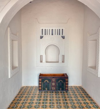 Arap dünyasından gelen aksanları içimize sokarken basit süslemeli elementleri seçmeye değer.