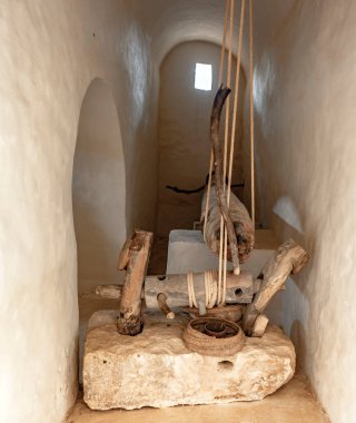 Geleneksel dokuma, çömlekçilik ve zeytinyağı atölyelerinin yanı sıra çalışmalarını sunan gerçek zanaatkarlardan oluşan djerbian miras konservatuarı.