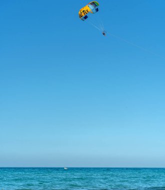 Deniz aşırı paraşüt uçuşu turistler için çok eğlencelidir.