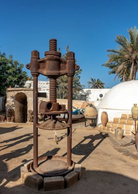 Tunus 'taki djerba adasında çok sayıda çömlek ürünü zanaatkarlar tarafından sunulmaktadır.