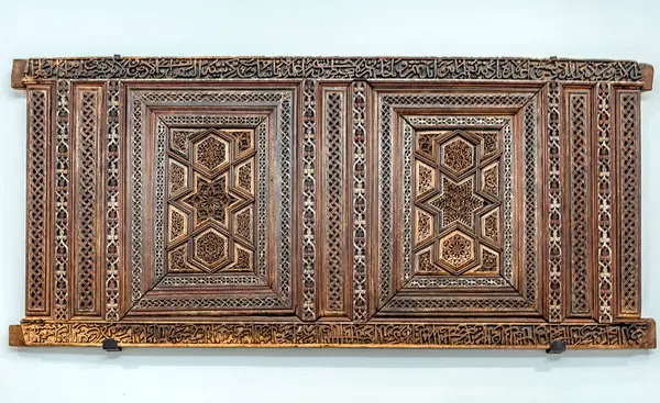 Dünyanın dört bir yanındaki İslam ülkelerinden etkileyici bir sanat koleksiyonuna sahip olan lalla Hadria Müzesi. Buradaki sergiler, maghreb 'den mashrek' e kadar tüm Arap-Müslüman dünyasını temsil ediyor.