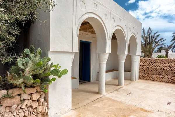 Lalla Hadria müzesini ziyaret edin ve Arap-Müslüman sanatının geniş koleksiyonuna hayran olun.