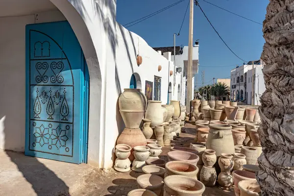 Tunus 'taki djerba adasında çok sayıda çömlek ürünü zanaatkarlar tarafından sunulmaktadır.