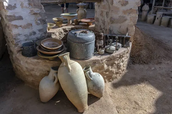 Tunus 'taki djerba adasında çok sayıda çömlek ürünü zanaatkarlar tarafından sunulmaktadır.
