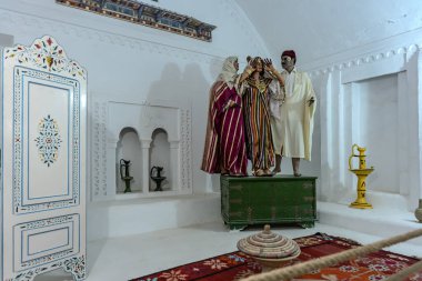 Guellala Miras Müzesi, çeşitli uzmanlıklar sunan çok kültürlü bir sergi olan djerba adasının muhteşem mirasının geliştirilmesine adanmış geniş bir kültür kompleksidir.