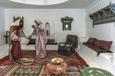 Guellala Miras Müzesi, çeşitli uzmanlıklar sunan çok kültürlü bir sergi olan djerba adasının muhteşem mirasının geliştirilmesine adanmış geniş bir kültür kompleksidir.
