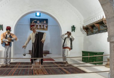 Guellala Miras Müzesi, çeşitli uzmanlıklar sunan çok kültürlü bir sergi olan djerba adasının muhteşem mirasının geliştirilmesine adanmış geniş bir kültür kompleksidir.