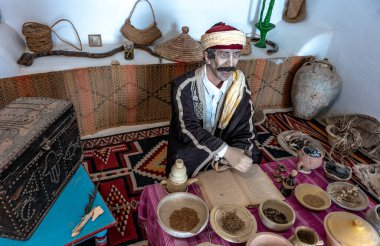 Guellala Miras Müzesi, çeşitli uzmanlıklar sunan çok kültürlü bir sergi olan djerba adasının muhteşem mirasının geliştirilmesine adanmış geniş bir kültür kompleksidir.