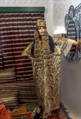 Guellala Miras Müzesi, çeşitli uzmanlıklar sunan çok kültürlü bir sergi olan djerba adasının muhteşem mirasının geliştirilmesine adanmış geniş bir kültür kompleksidir.