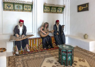 Guellala Miras Müzesi, çeşitli uzmanlıklar sunan çok kültürlü bir sergi olan djerba adasının muhteşem mirasının geliştirilmesine adanmış geniş bir kültür kompleksidir.