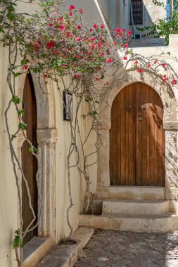 Tunisia, Djerba adasındaki Arap evlerinin süslü giriş kapıları.