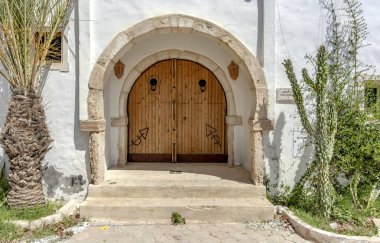 Tunisia, Djerba adasındaki Arap evlerinin süslü giriş kapıları.