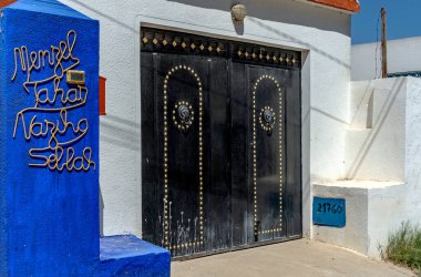 Tunisia, Djerba adasındaki Arap evlerinin süslü giriş kapıları.