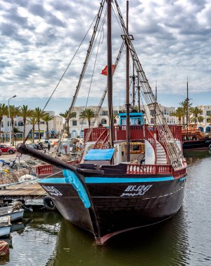 Turist korsan gemileri gün doğumunda denize açılır.