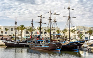 Turist korsan gemileri gün doğumunda denize açılır.