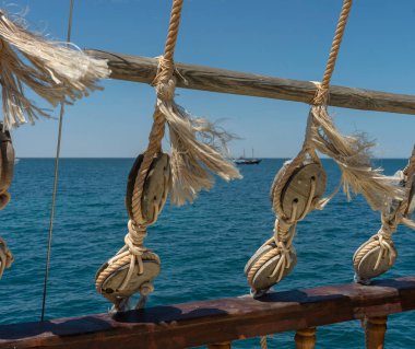 Tunisia 'daki Flamingo Adası' na giden bir korsan gemisinde yolculuk.