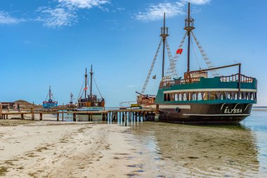 Flamingo adasına bir korsan gemisiyle yolculuk unutulmaz bir maceradır.