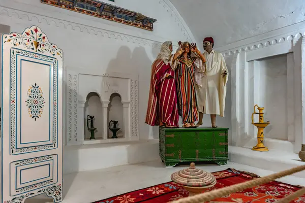 Guellala Miras Müzesi, çeşitli uzmanlıklar sunan çok kültürlü bir sergi olan djerba adasının muhteşem mirasının geliştirilmesine adanmış geniş bir kültür kompleksidir.