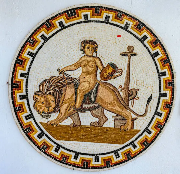 Seramik resimler sergisi djerba, tunisia 'daki etnografik müzede sergileniyor.