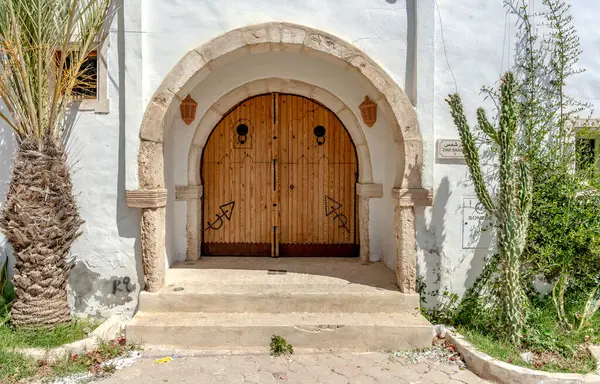 Tunisia, Djerba adasındaki Arap evlerinin süslü giriş kapıları.