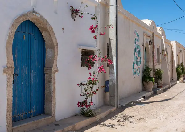 Tunisia, Djerba adasındaki Arap evlerinin süslü giriş kapıları.