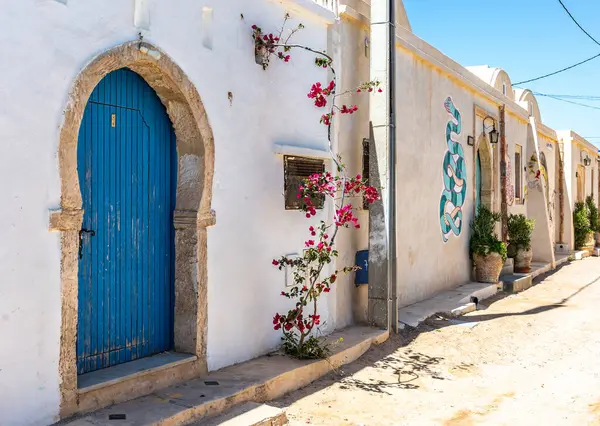 Tunisia, Djerba adasındaki Arap evlerinin süslü giriş kapıları.