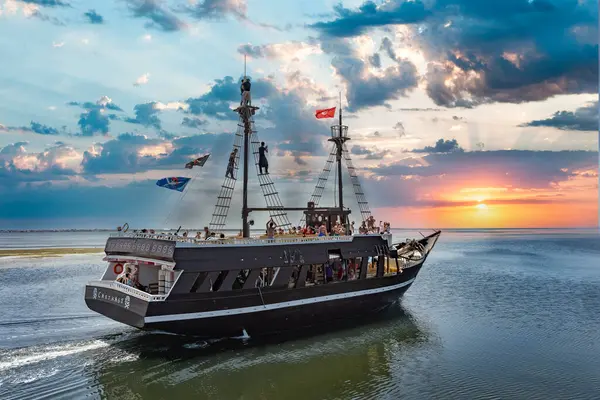 Korsan gemileri gün doğumunda denize açılır.