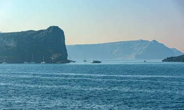 Santorini adasına giden bir katamaran gezisi ilginçtir çünkü çok güzel manzaralarla doludur.