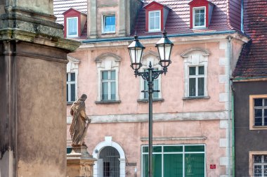 Dekoratif sokak lambaları şehirlerde mimarinin temel bir unsurudur.