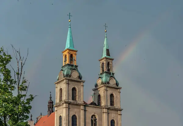Şehrin üzerinde yüzen resim gibi bir gökkuşağı.