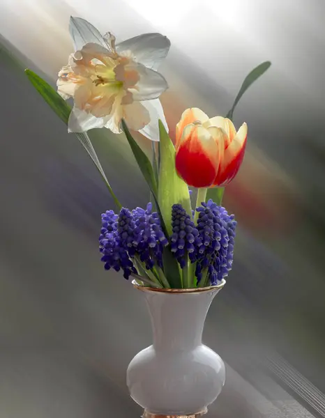 Her bayana bir buket çiçek.