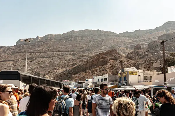 Oia ve Thira Santorini 'nin güzel adasındaki kasabalardır.